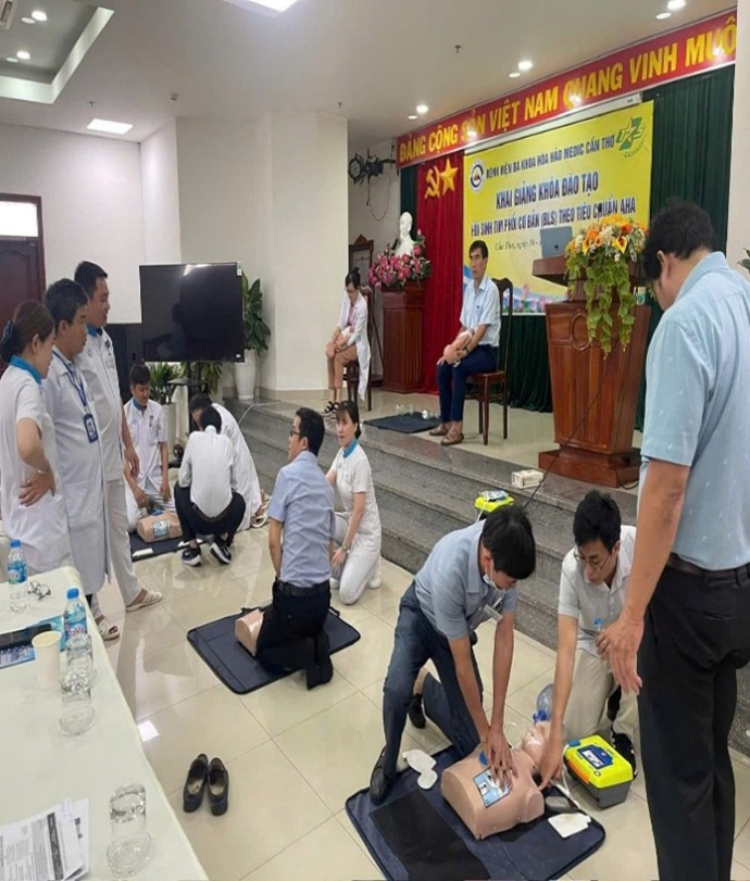 - Lớp tập huấn cấp cứu hồi sinh tim phổi theo tiêu chuẩn AHA